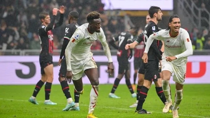 Serie A: Roma níu chân Milan, Napoli củng cố ngôi đầu