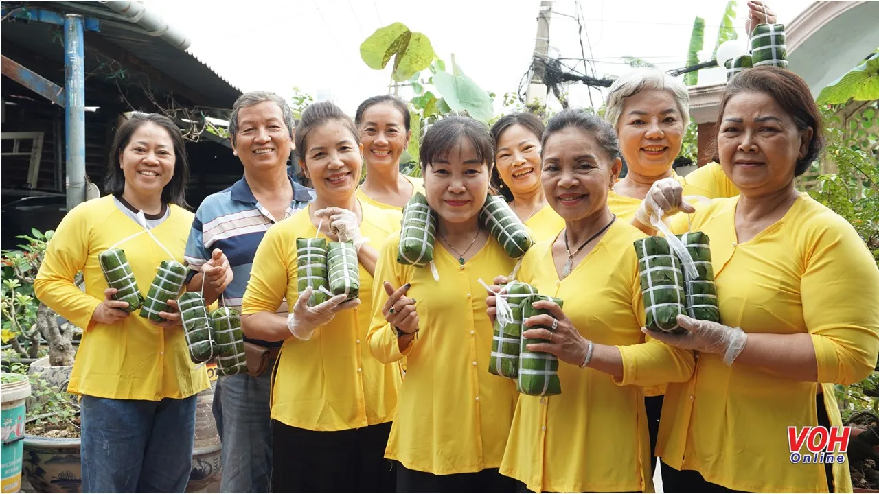 Người phụ nữ gói hàng trăm đòn bánh tét tặng trẻ mồ côi ngày Tết