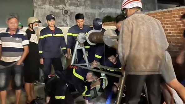 Đã cứu được hai cha con mắc kẹt dưới giếng sâu