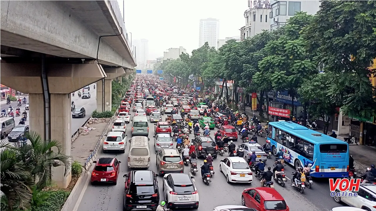 Hà Nội: Phương tiện giao thông tăng từ 4-5%/năm, giải quyết ùn tắc ra sao?