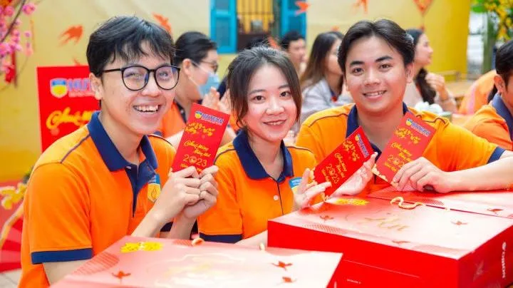 Sinh viên không về quê dịp Tết được ăn Tết tại trường, thầy cô lì xì