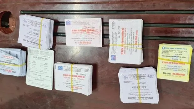 Hà Nội: Bán tem-vé giả cước phí đường bộ, 3 đối tượng bị bắt