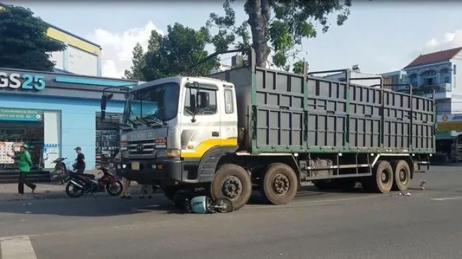 Tin tức tai nạn giao thông hôm nay 14/1/2023: Xe tải cuốn xe máy điện vào gầm, 3 người thương vong