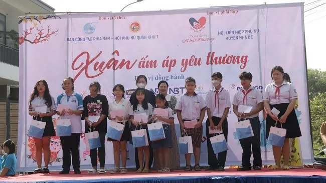 Xuân ấm áp, yêu thương đến với nữ công nhân xa quê và trẻ mồ côi