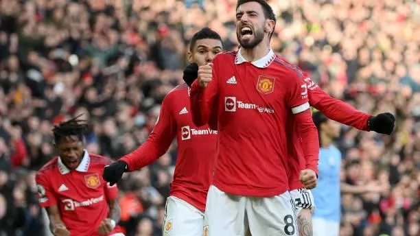 Man City cay đắng thua ngược MU vì luật “việt vị” mới