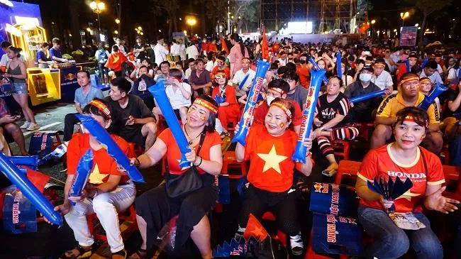 Người dân làm nóng không khí trước trận chung kết lượt về AFF Cup Việt Nam - Thái Lan
