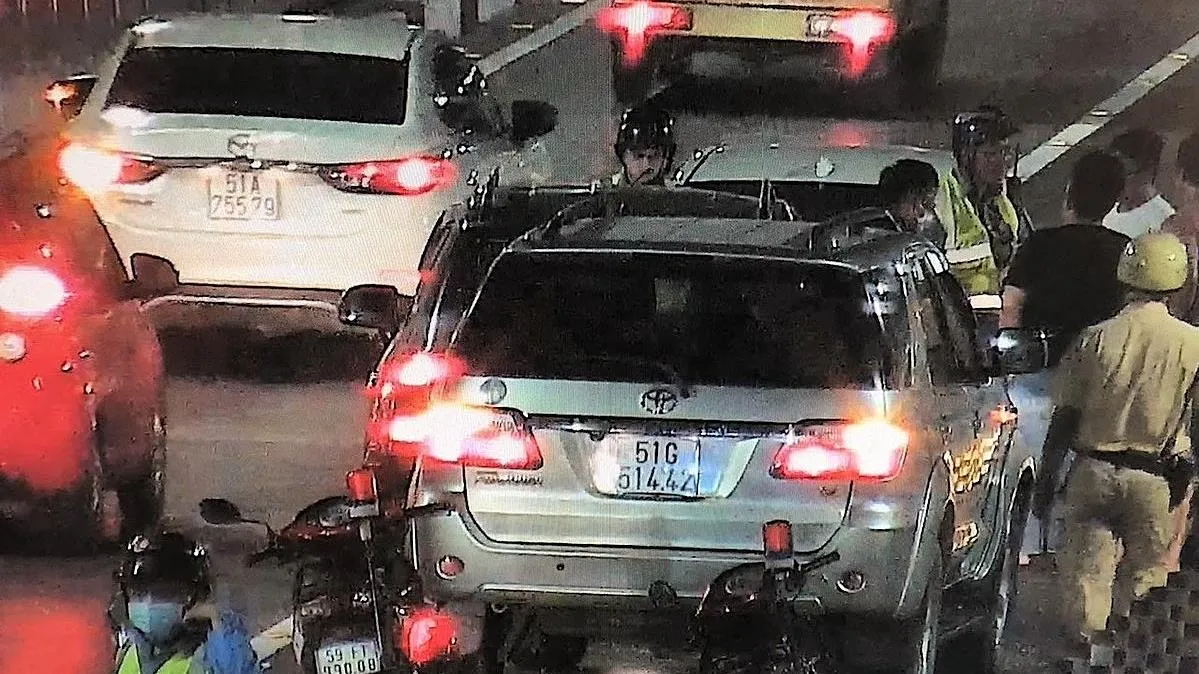 Ba ôtô chắn ngang hầm sông Sài Gòn sau tai nạn