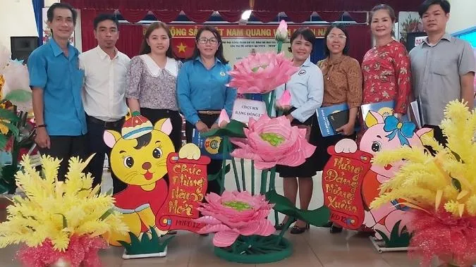 Tái chế các sản phẩm trang trí mừng Đảng, mừng Xuân 2023