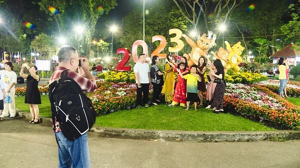 Người dân vui chơi tại Hội hoa xuân 2023