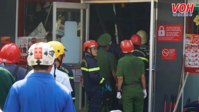 Sập cửa hàng tiện lợi ở quận 4, nhiều người bị đè, mắc kẹt