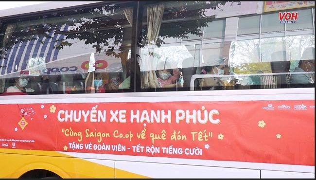 “Chuyến xe hạnh phúc” đưa người dân về quê đón Tết