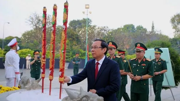 Lãnh đạo thành phố dâng hương tri ân các Anh hùng Liệt sỹ