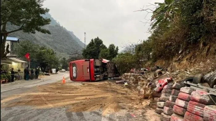 Xe khách tông hàng loạt xe máy, 3 người tử vong