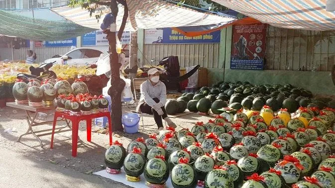 Giá cả thị trường hôm nay 19/1/2023: Dưa hấu khắc chữ thư pháp được mùa