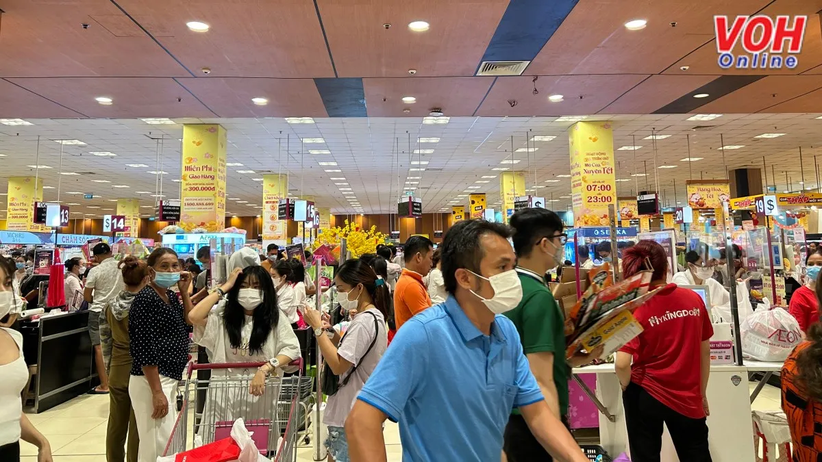 TPHCM: Người dân gấp rút mua sắm ngày giáp Tết, siêu thị chật nêm người