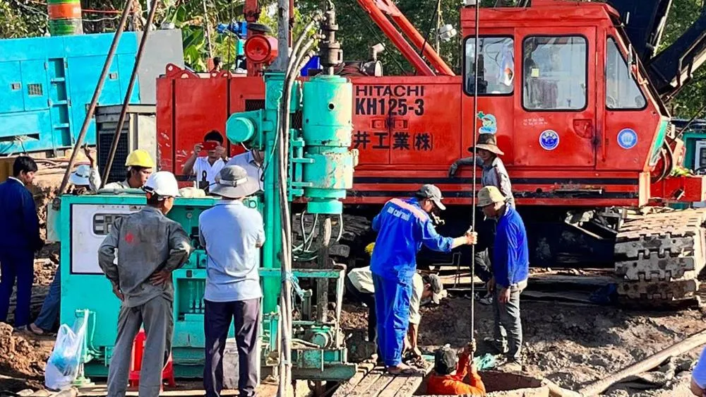 Vụ bé trai rơi vào ống trụ bê tông: Đất sụt lún, cứu hộ thêm khó khăn