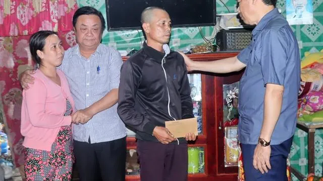 Bộ trưởng Bộ NN&amp;PTNT Lê Minh Hoan thăm và động viên gia đình bé Hạo Nam