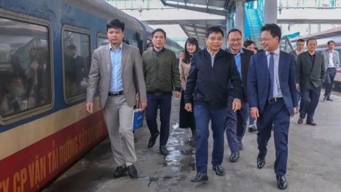 Ngày 30 Tết, Bộ trưởng Bộ GTVT kiểm tra bến xe, nhà ga