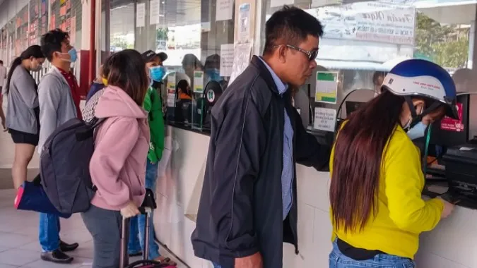 Điểm tin chiều 21/1: Nhiều người hối hả mua vé về quê chiều 30 Tết; Người đàn ông đột quỵ trên ôtô