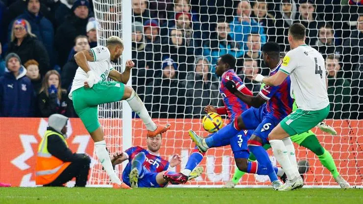 Premier League: Newcastle tạm vượt MU, Aston Villa áp sát Chelsea