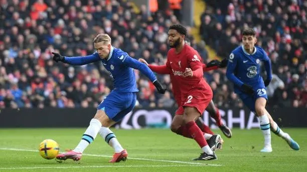Liverpool và Chelsea níu chân nhau ở giữa bảng xếp hạng