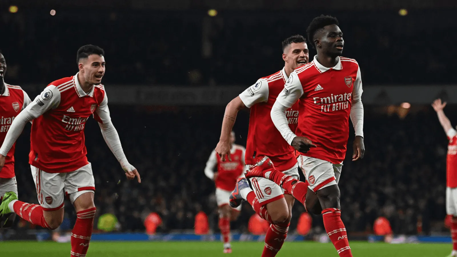 Rượt đuổi kịch tính thắng MU, Arsenal vững ngôi đầu