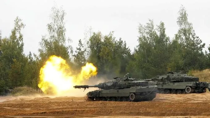 Đức không ngăn cản đồng minh NATO viện trợ xe tăng cho Ukraine