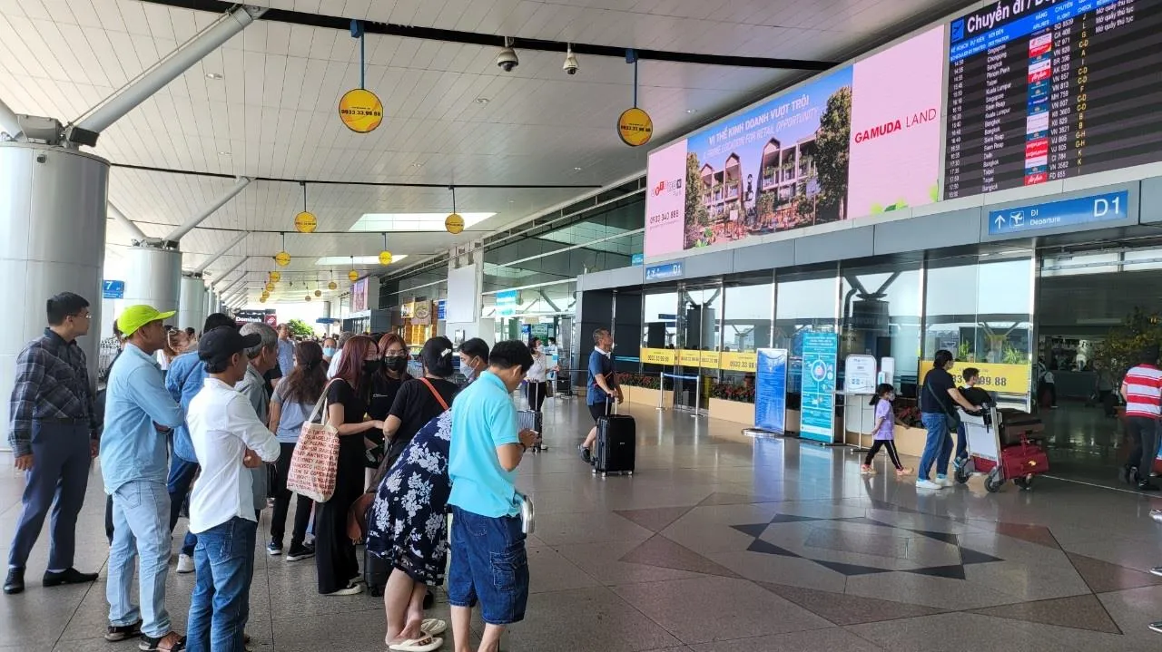 Điểm tin chiều 24/1: Ga quốc tế Tân Sơn Nhất mùng 3 Tết vắng | Ôtô tông liên hoàn tại cầu Rạch Miễu