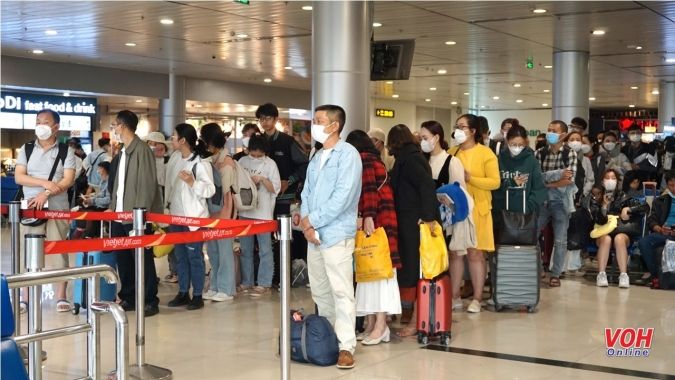 Khách qua sân bay Tân Sơn Nhất tăng kỷ lục trong ngày mùng 5
