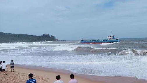 Cứu được 11 thuyền viên trên tàu chở gạo bị sóng đánh