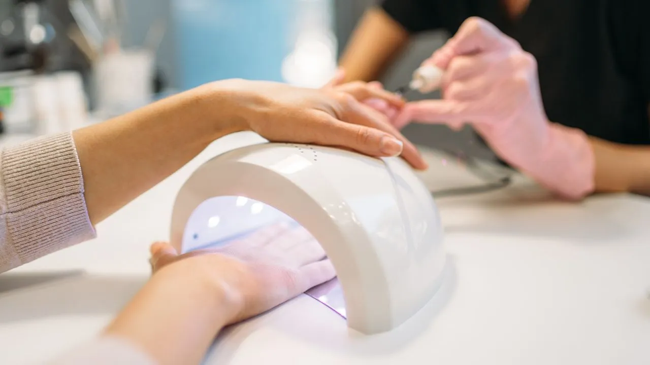 Tin xấu cho những người thích làm nail: Máy sấy móng tay có thể làm hỏng DNA