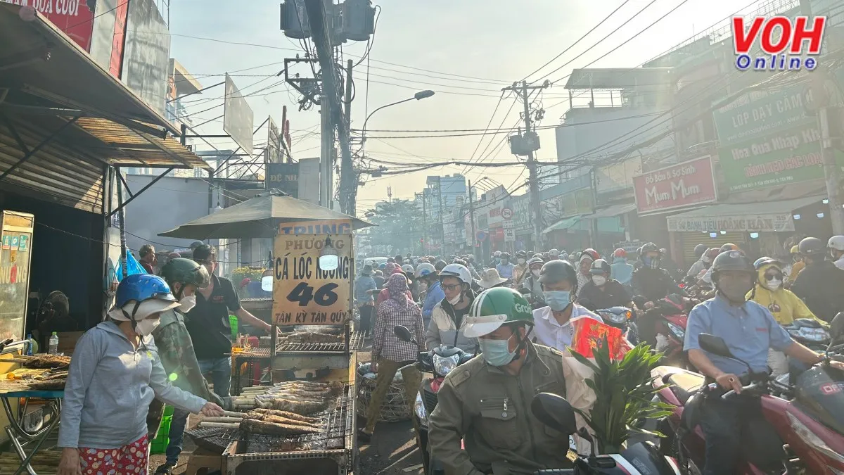 “Phố cá lóc nướng” nhộn nhịp ngày vía Thần tài