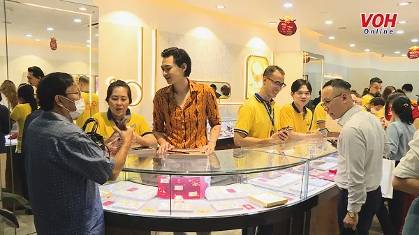 Người dân chen chúc mua vàng, cá lóc nướng ngày vía Thần tài