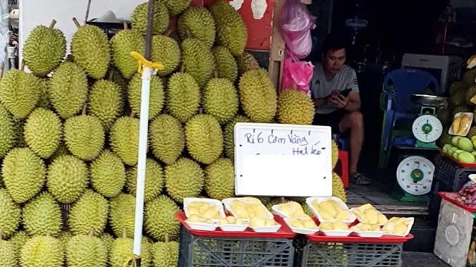 Giá cả thị trường hôm nay 2/2/2023: Sầu riêng trái vụ giá cao