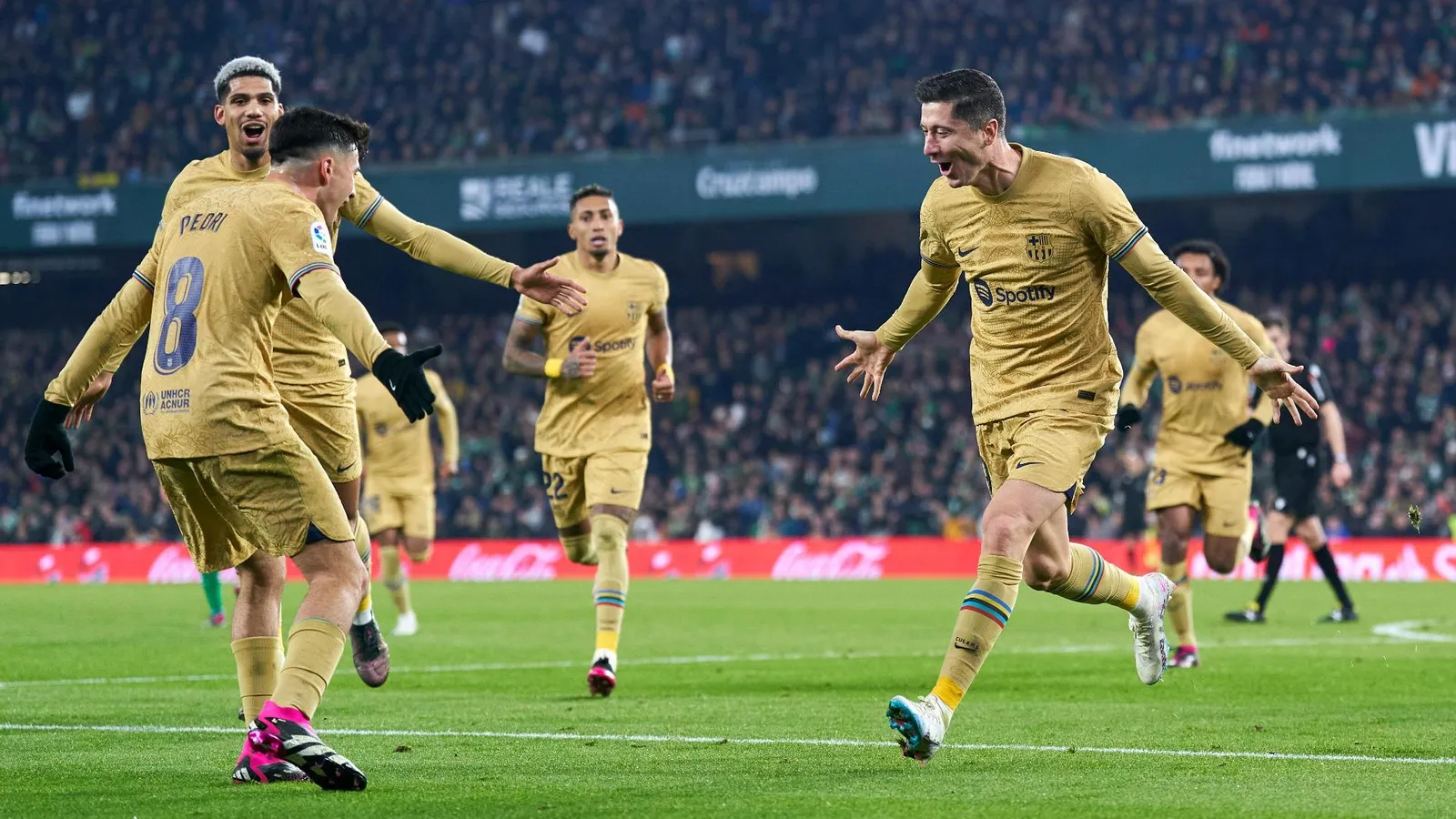 La Liga: Barca nối dài chuỗi thắng, tạm hơn Real 8 điểm