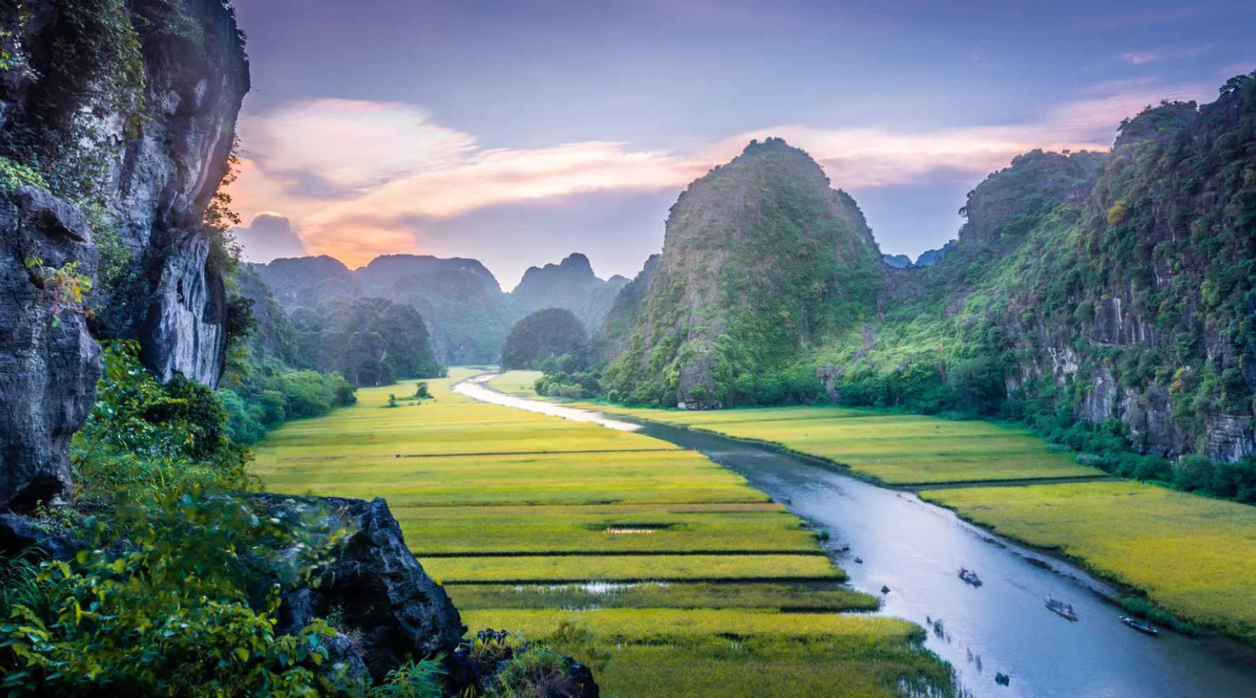 Điểm tin sáng 3/2: Ninh Bình lọt top điểm đến thân thiện nhất | Biển Cửa Lò chuyển màu vì mùn cây