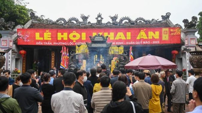 Hàng ngàn người đổ về Đền Trần trước giờ khai ấn