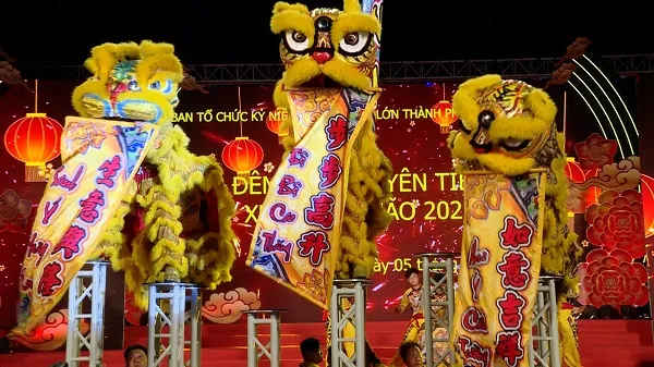 Lung linh sắc màu tại lễ hội Tết Nguyên tiêu 2023