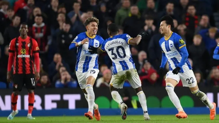 Brighton áp sát Tottenham, Leicester ngược dòng ngoạn mục