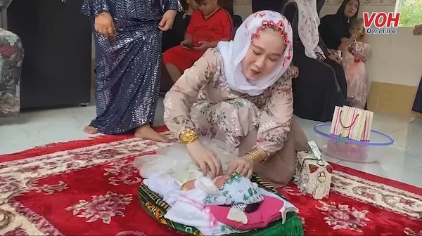 Nghi lễ cắt tóc đặt tên cho trẻ của đồng bào Chăm Islam