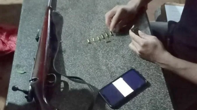 Dùng súng thể thao bắn chết con riêng của vợ