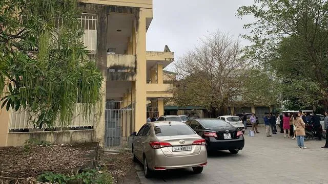 Bắt nữ văn thư đem 60 thùng tài liệu dự án bán ve chai