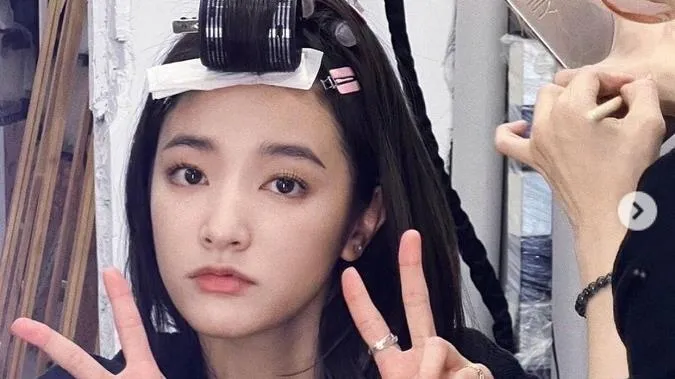 Đang được các chuyên gia làm đẹp, Vương Tịnh vẫn có thể ngủ một cách bá đạo