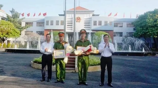 Khen thưởng đơn vị phá án nhanh vụ trộm 100 lượng vàng