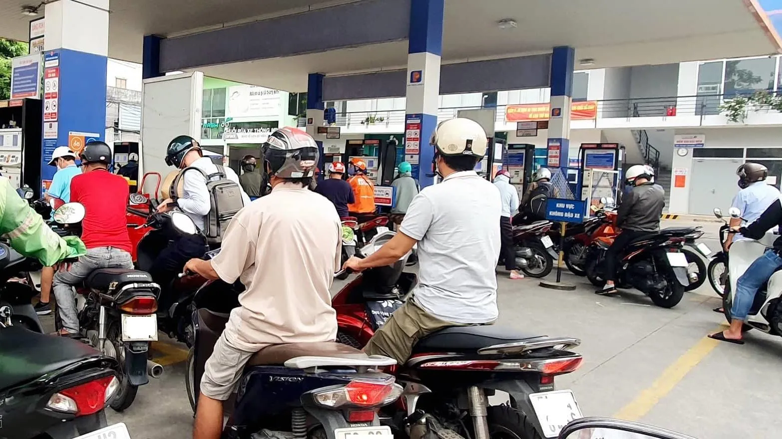 Rà soát việc cấp giấy chứng nhận đại lý, cửa hàng bán lẻ xăng dầu