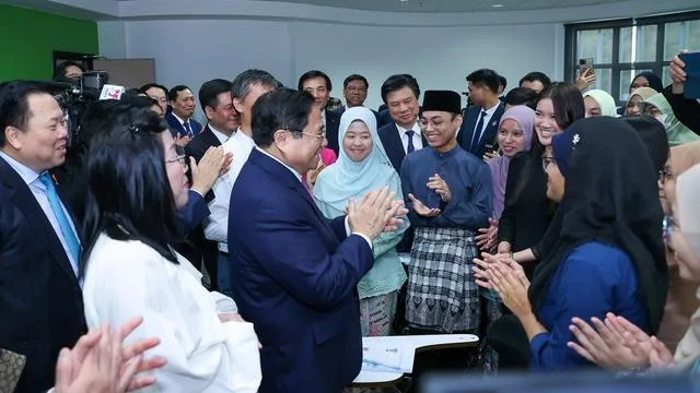 Đến Brunei, Thủ tướng thăm Đại học Quốc gia và lớp học tiếng Việt