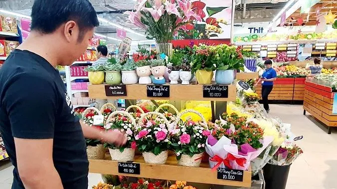 Giá cả thị trường hôm nay 12/2/2023: Thị trường quà tặng Valentine khởi sắc