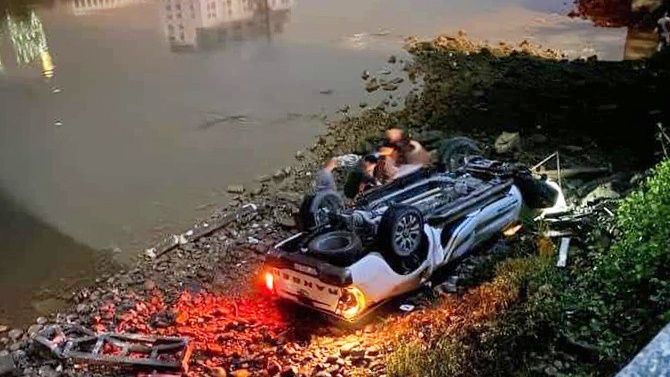 Ôtô lao xuống sông Ka Long, hai người tử vong