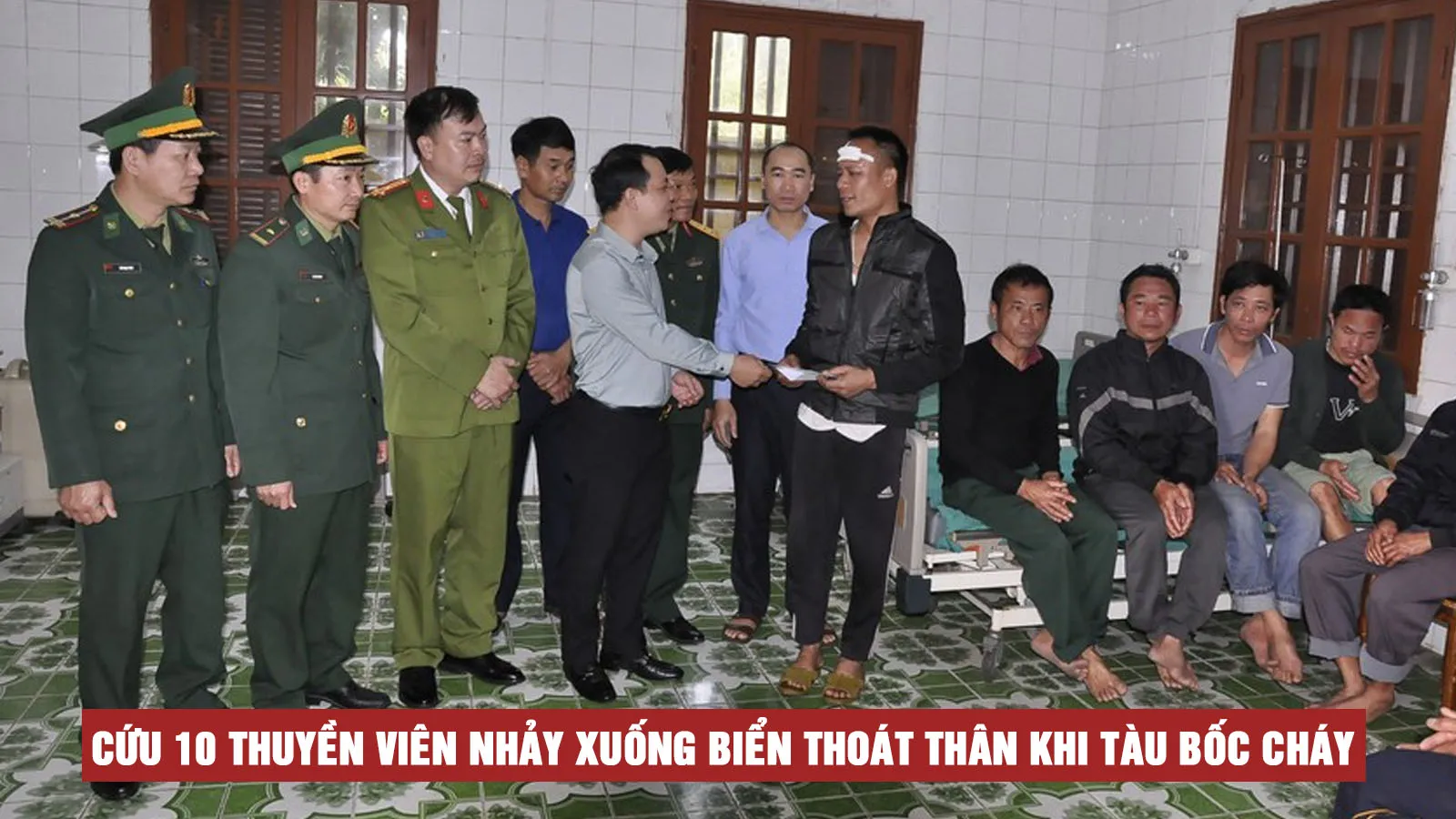 Tàu câu mực bốc cháy, 10 ngư dân thoát nạn sau 26 giờ lênh đênh trên biển