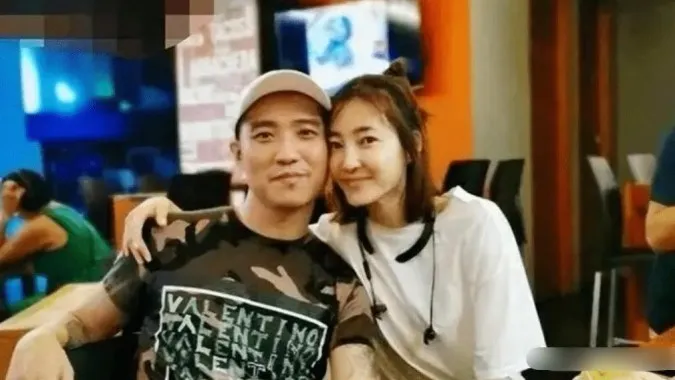 Trước tin đồn được chồng tặng biệt thự và xe sang từ tiền lừa đảo, Vương Lệ Khôn đã làm gì?